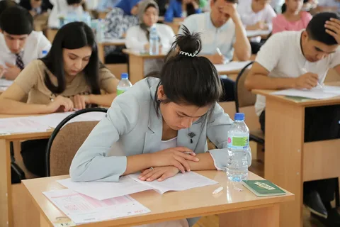 Rus porno otasi anal ozining yosh qizining bokiraligini sikdi